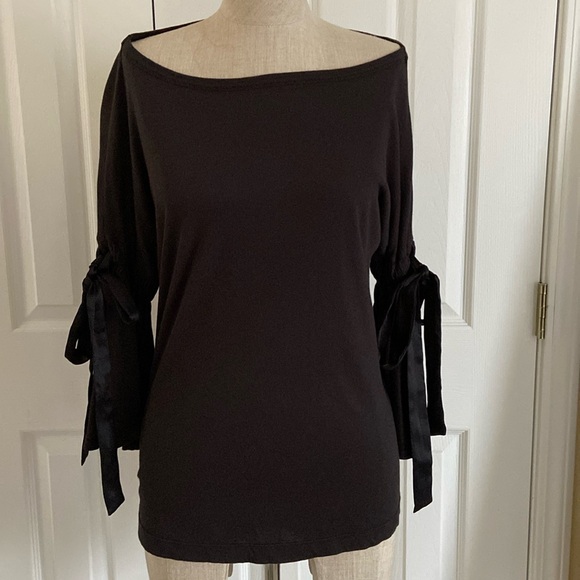 Adorable Lou Grey soft tie, Bell sleeve top boat neckline ,cute ties on sleeves - Picture 1 of 3